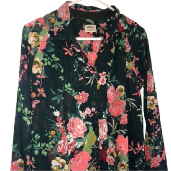 Semi-sheer floral blouse - Picture 6 of 6